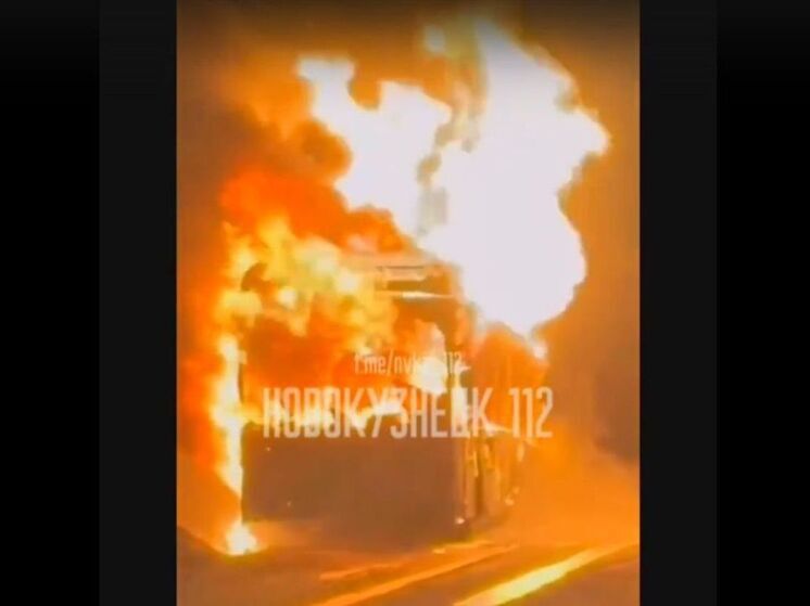 Пассажирский автобус полностью сгорел в Новокузнецке