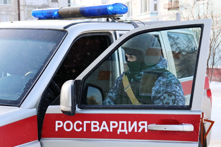 Росгвардейцы задержали агрессивную ревнивицу, которая могла напасть на оппонентку на улице