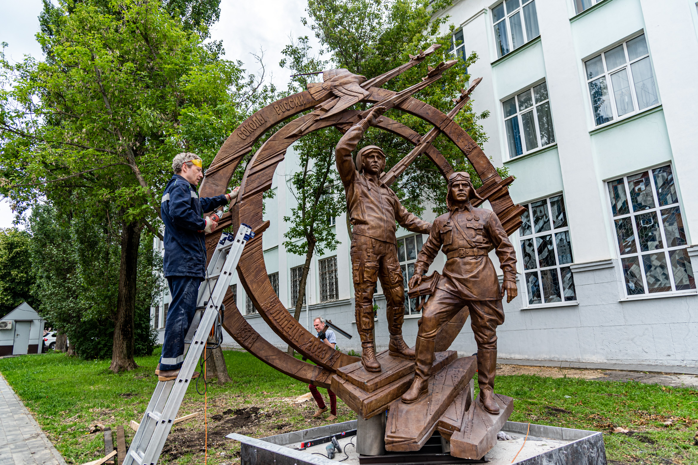 Конкурс памятника скульптуры. Памятник лётчикам в Липецке. Летчица памятник Липецк. Памятник авиаторам в Липецке. Липецкий авиацентр памятник.