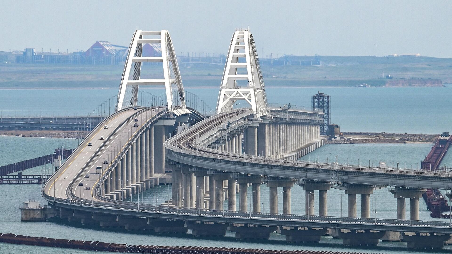 Крымский мост открыли после приостановки движения