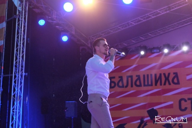 Миша Марвин поет для выпускников Балашихи