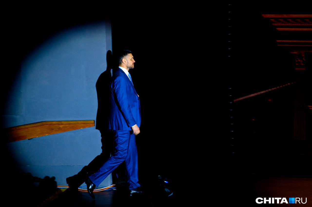 Александр Осипов поднимается на сцену филармонии, чтобы сказать речь