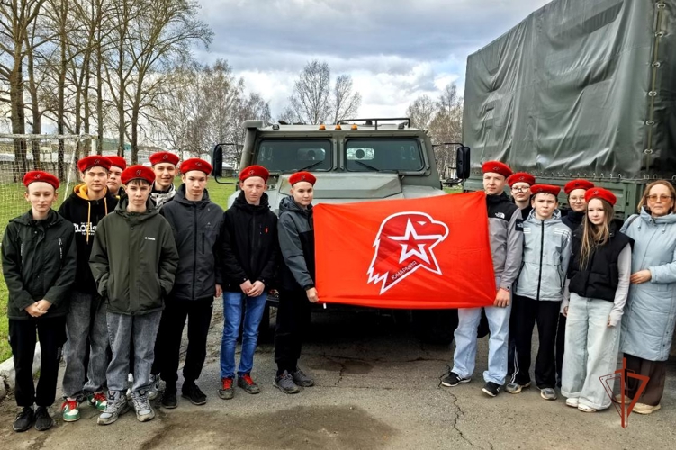 В Удмуртии сотрудники ОМОН провели встречу с учащимися школы, которую окончил их коллега, погибший в районе проведения СВО (видео)