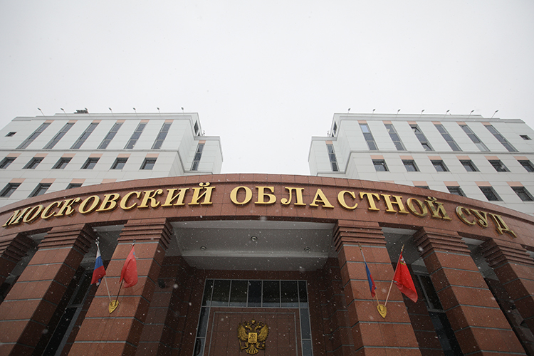 В январе 2016 года, Сычева задержали на посту ДПС с наркотиками и оружием. Судебное разбирательство шло почти год и закончилось прецедентным решением — «вора в законе» оправдали и освободили прямо в зале суда. В январе 2017 года Мособлсуд решение отменил, но Сычева и след простыл...