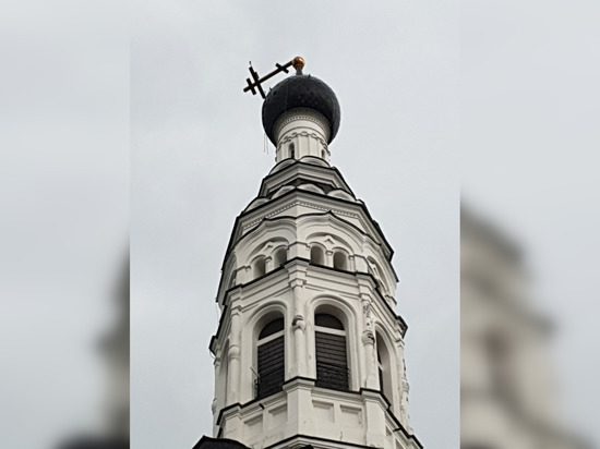 Разгулявшийся ветер сломал крест на куполе храма под Петербургом