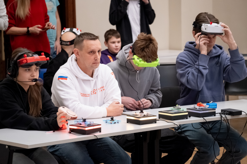 Участники открытого чемпионата ИТМО по гонкам дронов. Фото: Евдокия Галкина 