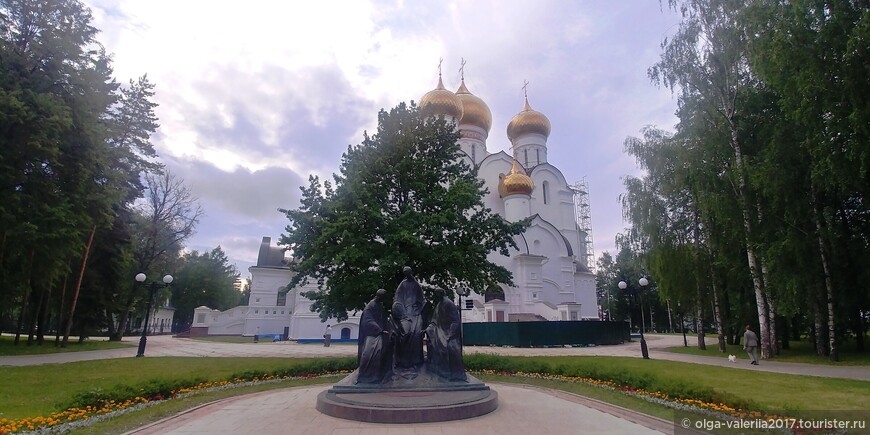 Собор Успения Пресвятой Богородицы — православный храм в Ярославле, расположенный на Стрелке Волги и Которосли