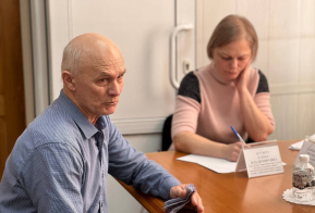 Заместитель председателя Правительства края по природным ресурсам и сельскому хозяйству Дарий Тюрин провел личный приём граждан в Советско-Гаванском районе.