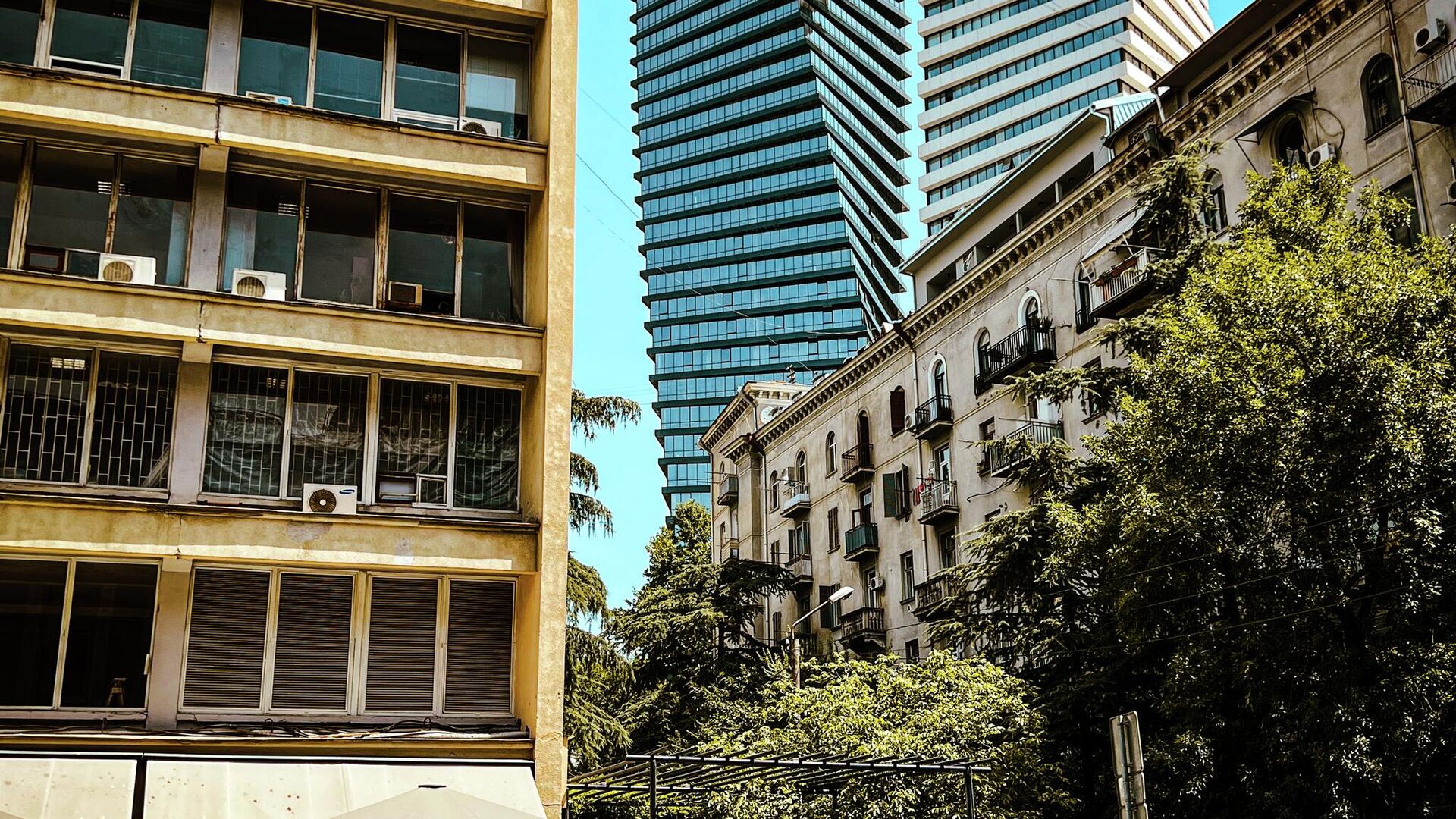 Вид на город Тбилиси - район Ваке, проспект Ильи Чавчавадзе, недвижимость и жилье - Sputnik Грузия, 1920, 23.10.2025