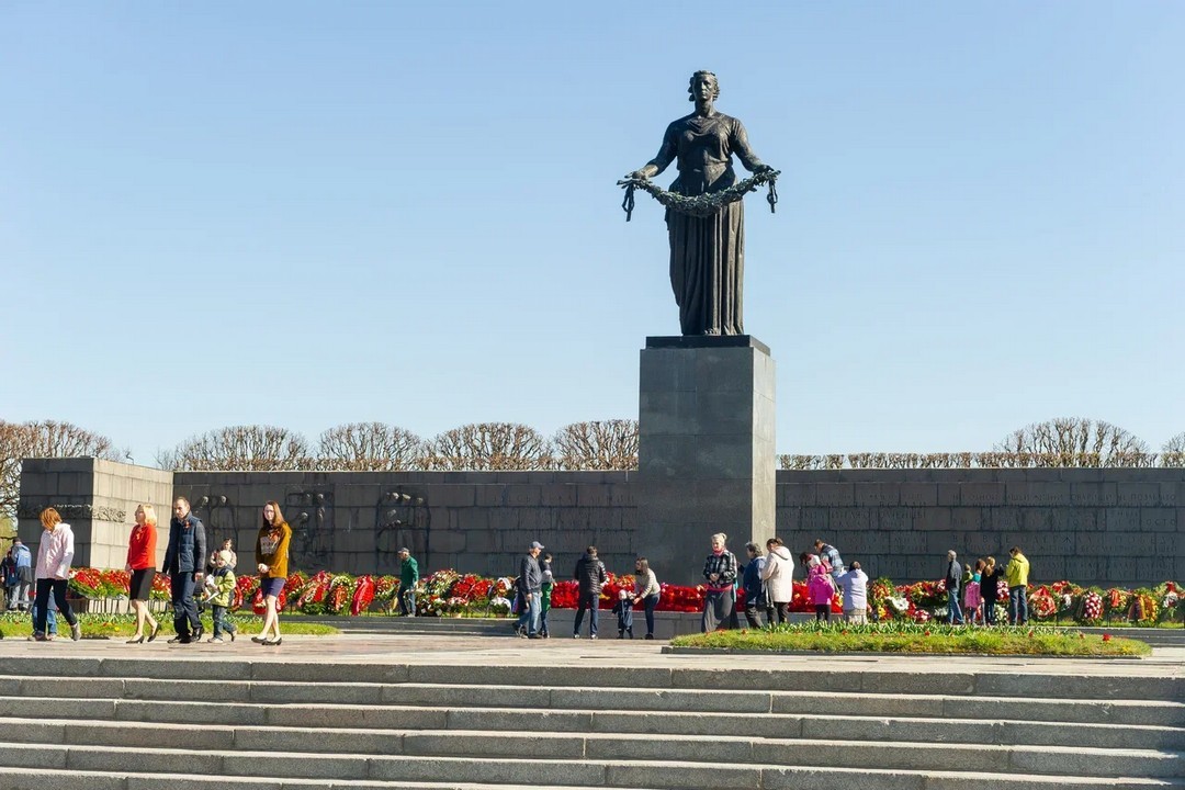 Центральная скульптура на пискаревском кладбище как называется. Пискарёвское мемориальное кладбище.