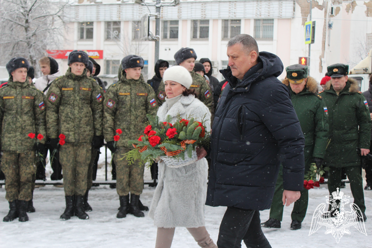 Память начальника войск РХБ защиты Игоря Кириллова почтили сотрудники Росгвардии в Костроме