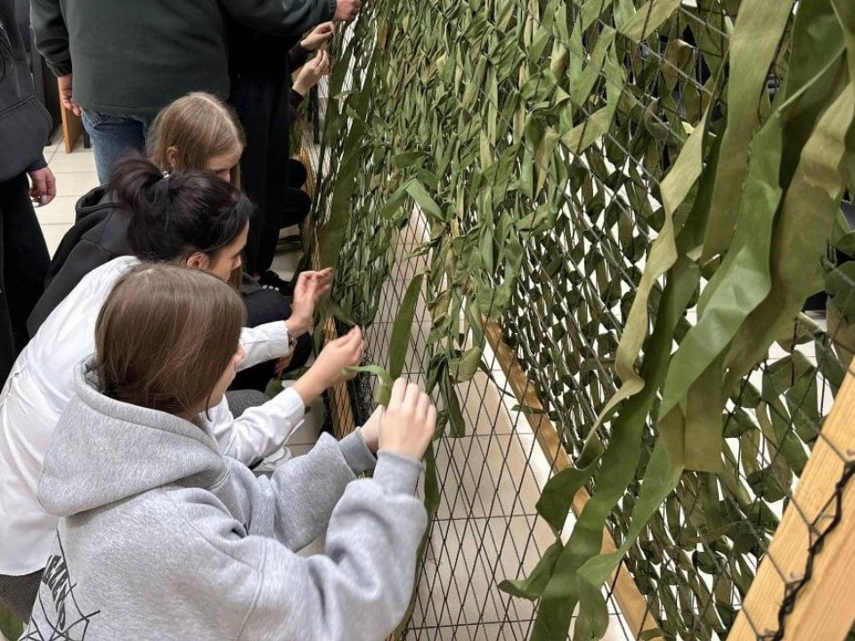 От госуслуг к госзащите: МФЦ Балашихи превратился в цех по производству маскировочных сетей