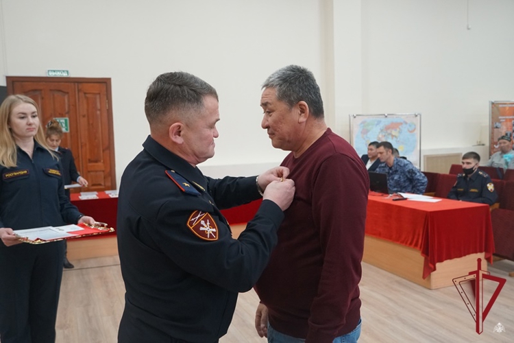 В Бурятии росгвардейцы поздравили ветеранов войск правопорядка
