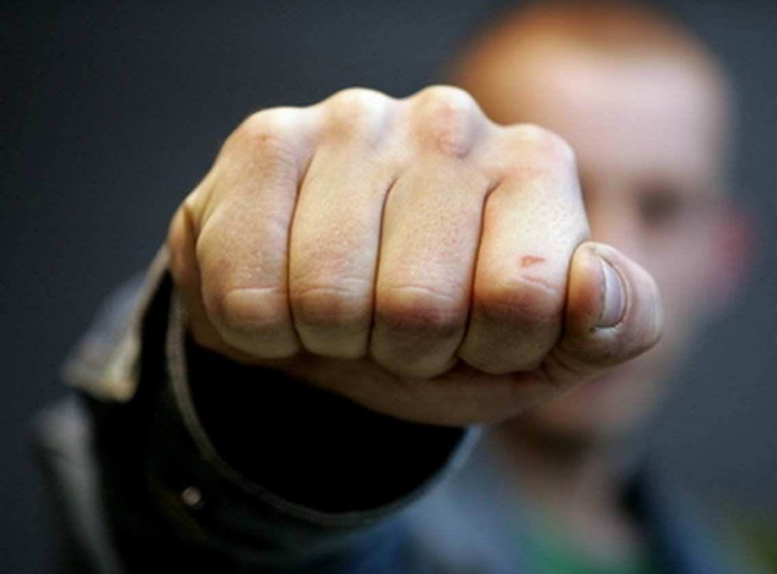 Конфликт в школе Батайска: мигрант бил детей, срывал уроки и угрожал русским, в школу пришла «Русская община» (ФОТО, ВИДЕО)