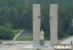 Расщепленный атом символизирует вклад Курчатова в развитие ядерной физики в СССР