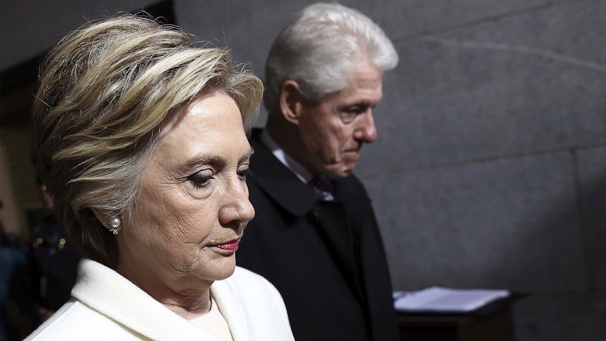 Бывший президент США Билл Клинтон и бывшая госсекретарь США Хиллари Клинтон (архивное фото)