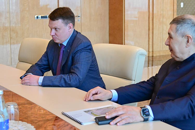 На встречу Кирилла Охоткина и Рустама Минниханова президент АН РТ Рифкат Минниханов принес некий альбом, на заглавной странице которого надпись и графическое изображение со зданиями. Можно предположить, что это проект центра по беспилотникам