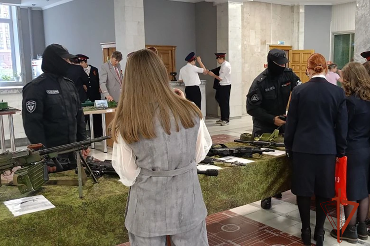 ОМОН Росгвардии организовал патриотическую выставку для железнодорожников и их семей