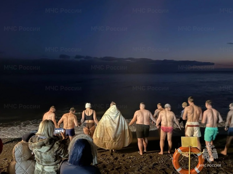 Крымские спасатели обеспечили безопасность во время крещенских кyпаний