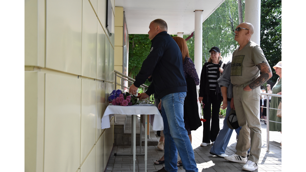 В Дятьково увековечили память героя СВО Ивана Новикова