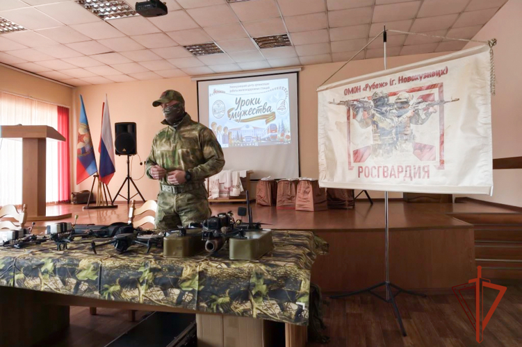 Сотрудники ОМОН «Рубеж» рассказали новокузнецким школьникам о связи поколений защитников Родины