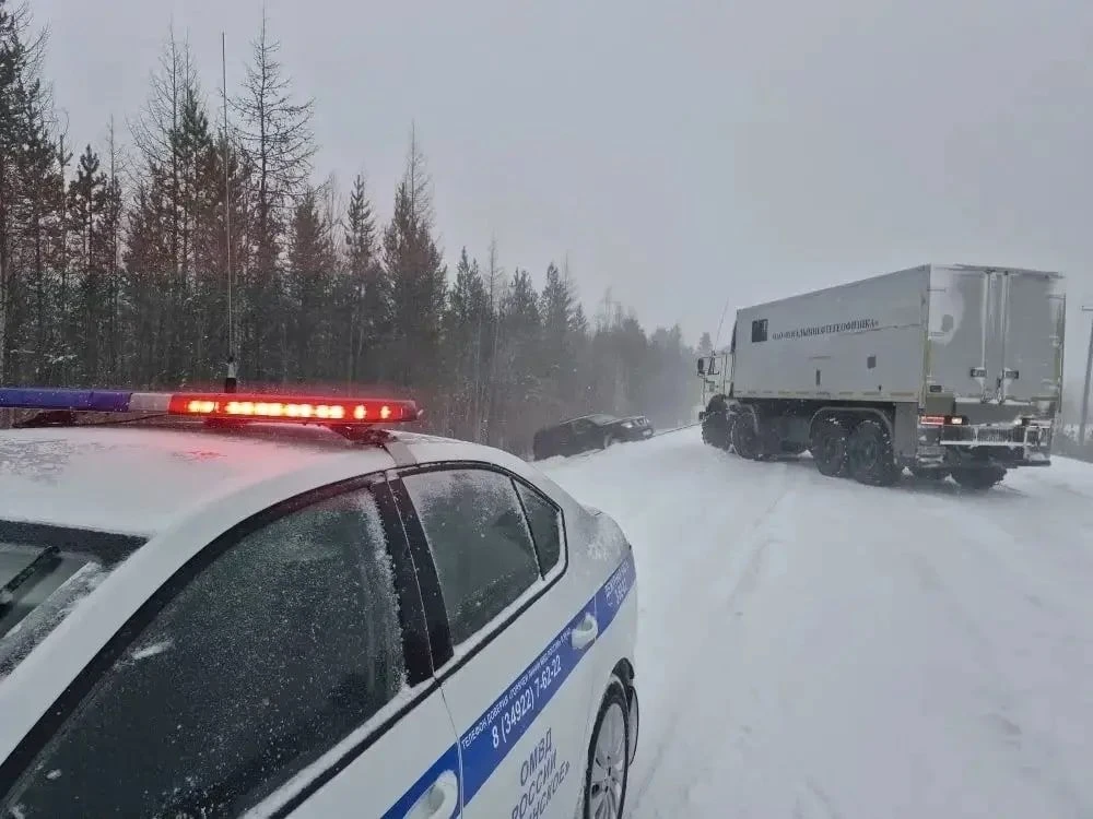 Губкинские автоинспекторы помогли водителю во время снежной бури