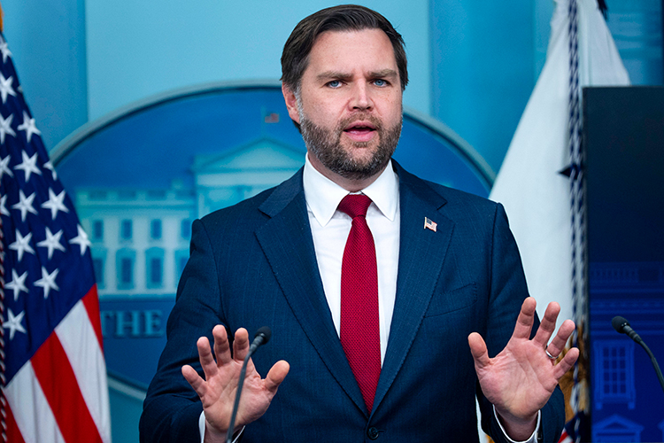 «Вэнс жесткий политик. Концепция „Сделаем Америку снова великой“ для него даже больше, чем для Трампа. Он патриот Америки, и с этим надо будет считаться»