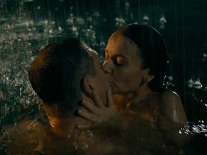Дмитрий Орлов и Лиза Климова купаются в море ночью в отрывке мелодрамы «Лёгкое знакомство»
