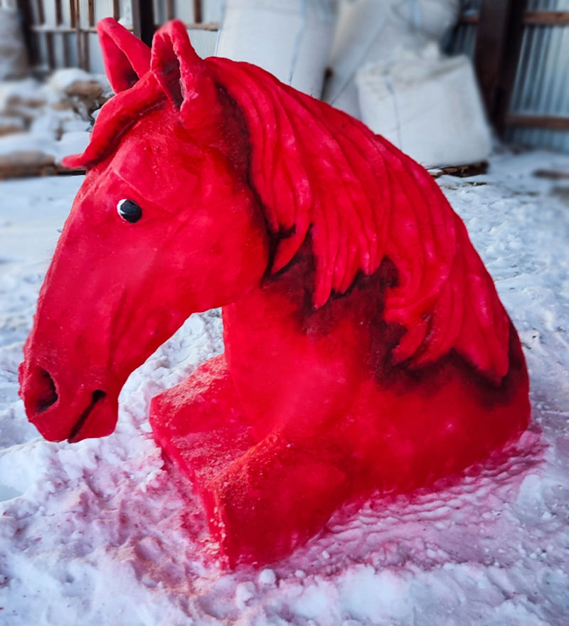 Кировские заключенные слепили красного коня и дымковскую лошадь