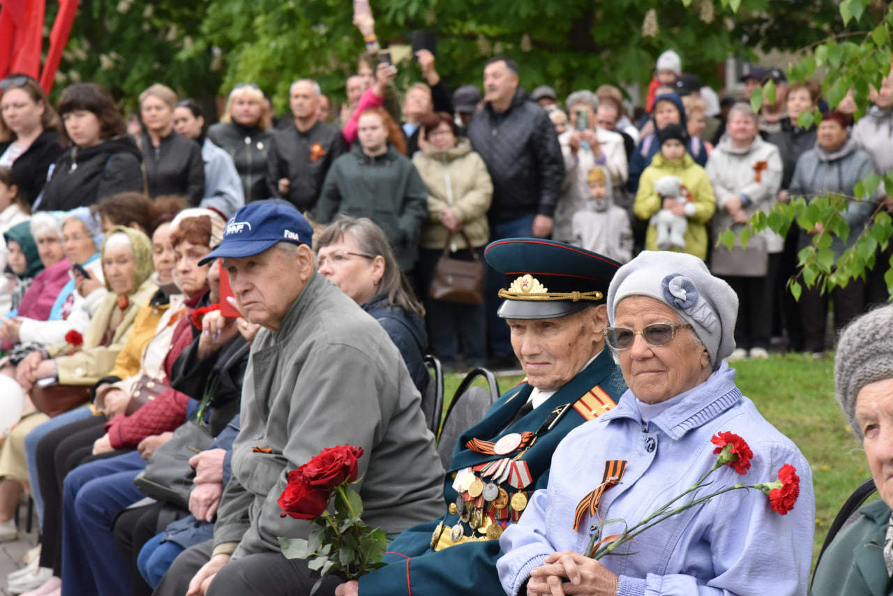 Сергей Барулин вместе с жителями возложил цветы к Обелиску памяти балаковцам, погибшим в годы Великой Отечественной войны