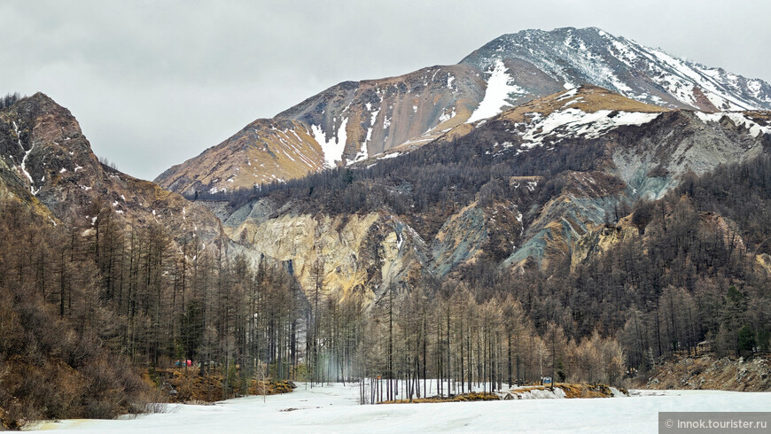 Дошла до лагеря. Наш где-то справа. Слева тоже жизнь. Здесь даже где-то магазин есть, в палатке!