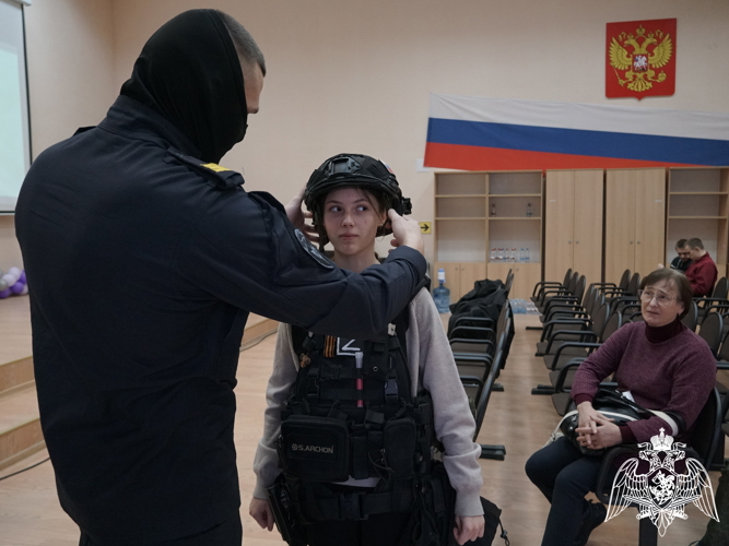Новгородские росгвардейцы провели выставку средства связи и экипировки для молодежи
