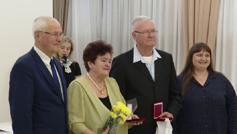 Пять пар из Екатеринбурга получили знаки отличия «Совет да любовь»
