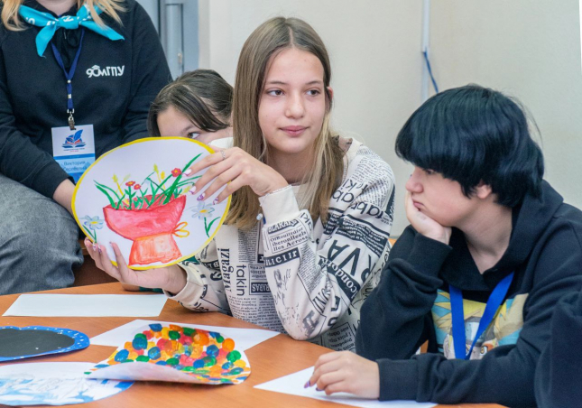 Новости ученик. Школьники занимаются. Мы школьники. Школьники сблизились. Школьники играют на улице.