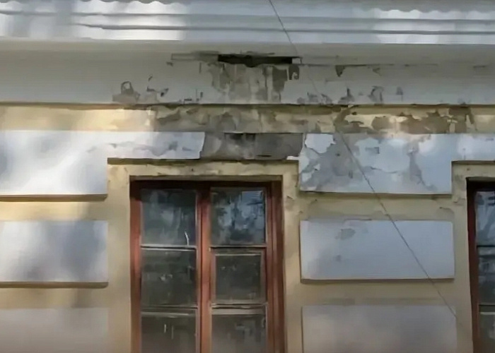 Штукатурка рухнула на коляску с младенцем в Челябинске