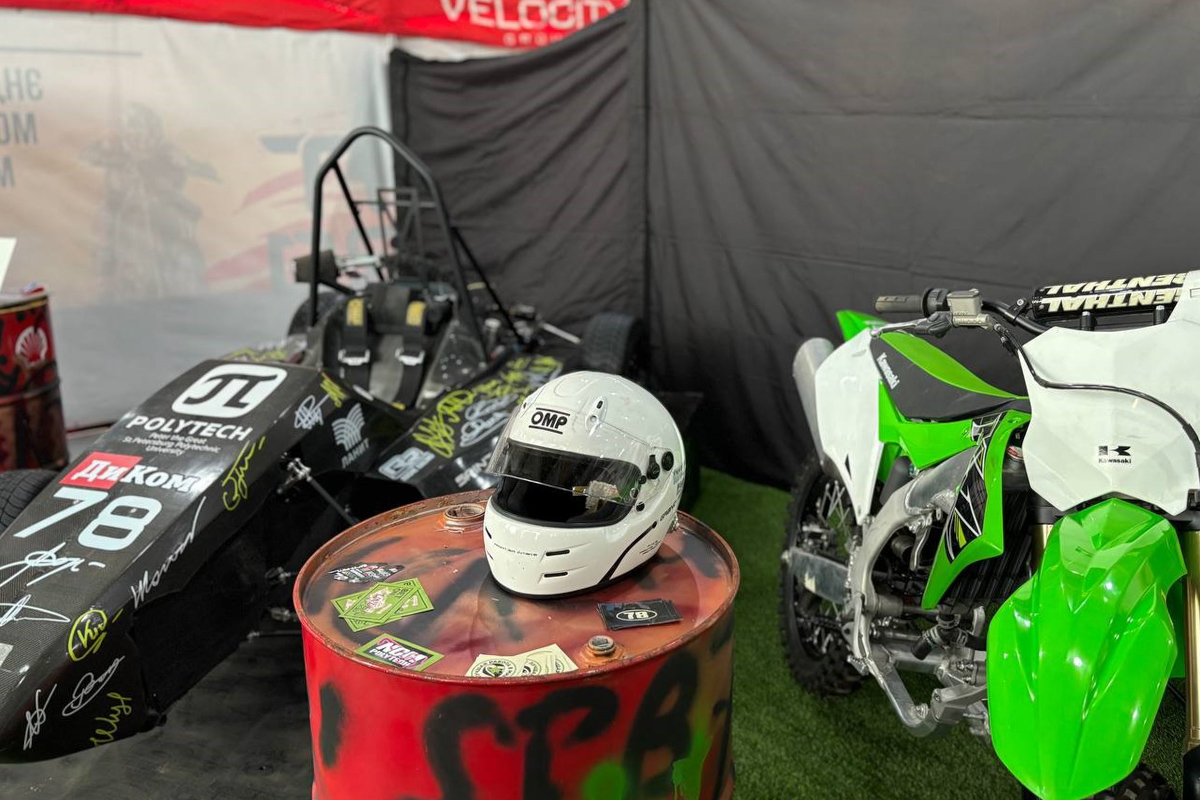 Команда представила болид Quattro и мотоцикл Kawasaki 