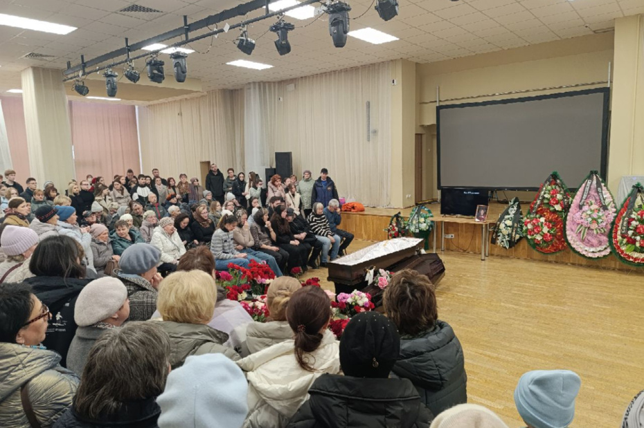 Церемония прощания с учительницей школы № 5 Олесей Багутой, погибшей утром 7 апреля от рук девятиклассника, в городе Добрянке Пермского края