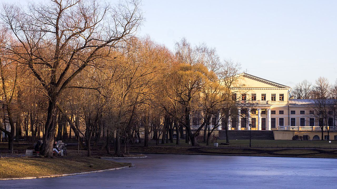 Петербург парки закрыты. Закрытый парк весной. Санкт-Петербург снег.