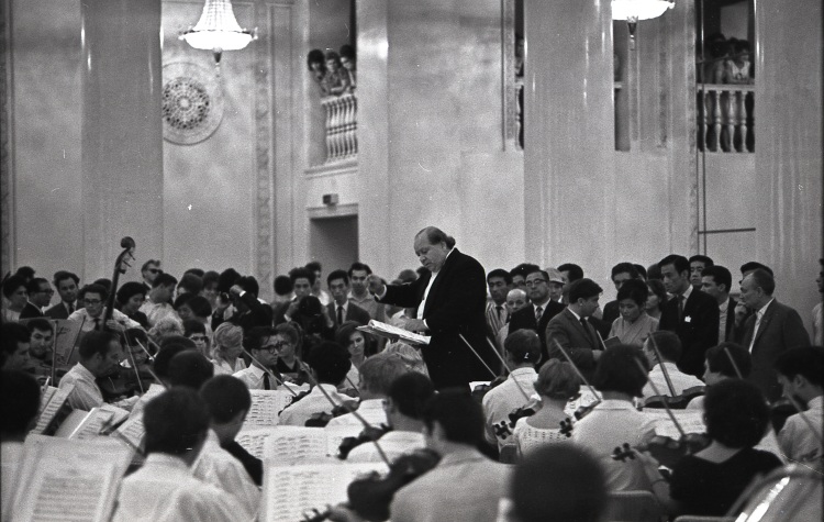 «Моим мастером был и Натан Григорьевич Рахлин, воспитавший свой симфонический оркестр. Я много лет работал у него концертмейстером в дирижерском классе и оркестре и, уйдя на преподавание, не смог без Рахлина. Ходил к нему на репетиции. Как и все его оркестранты, был заражен его романтическим талантом»