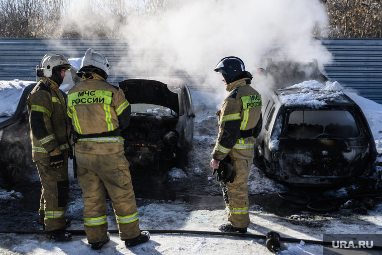 Последствия пожара на автостоянке у башни Исеть. Екатеринбург, мчс, огонь, сгоревший автомобиль, пожар на автостоянке, пожар на парковке, машина сгорела