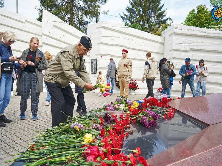 Жители Светлогорска на протяжении всего дня возлагают цветы к мемориалу ВОВ