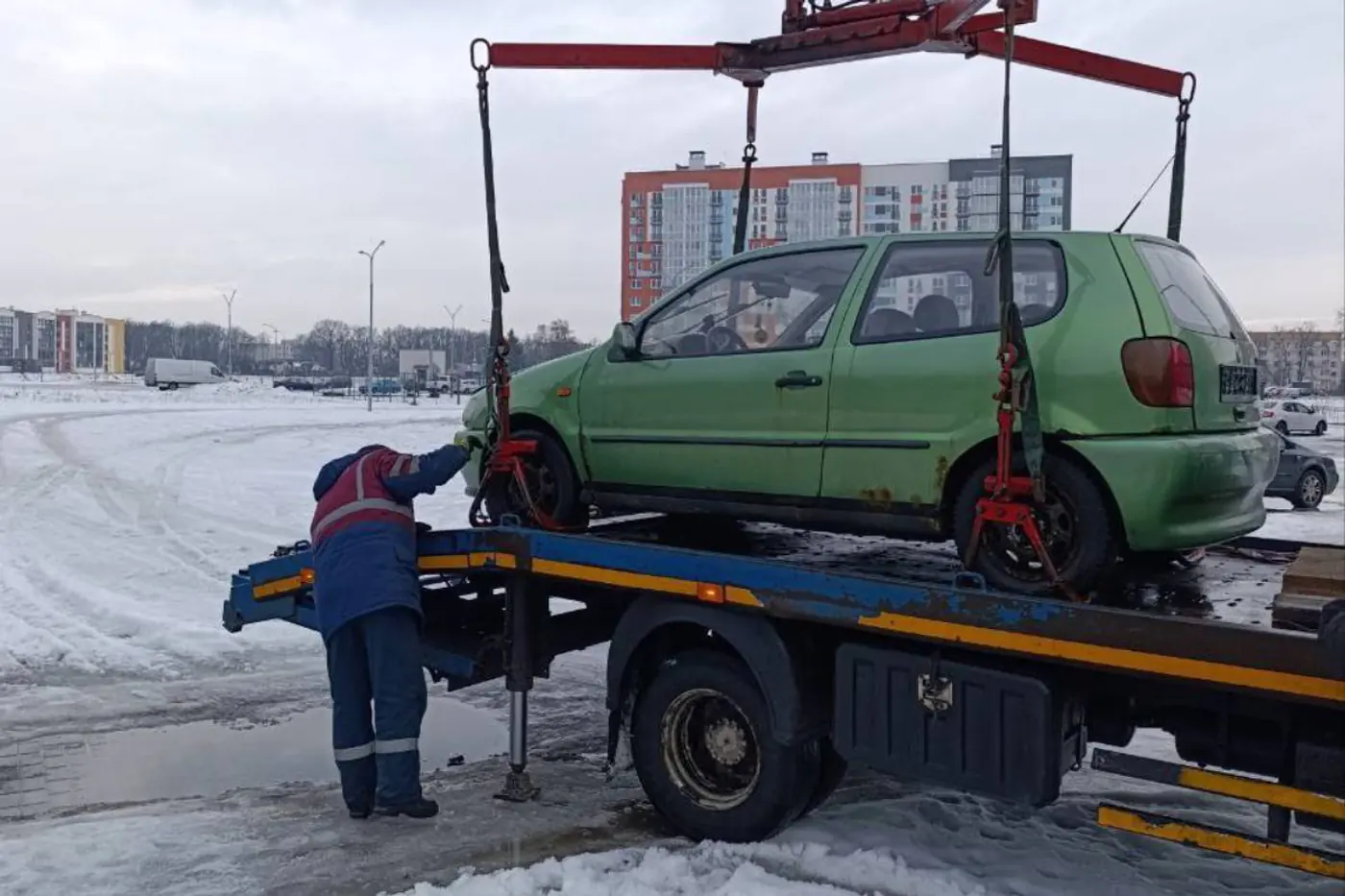 Припаркованные автомобили получают желтые метки – что это значит?