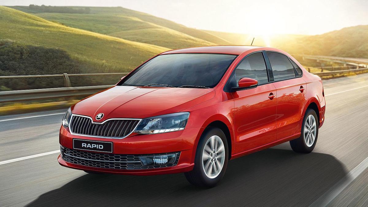Красный автомобиль Skoda Rapid