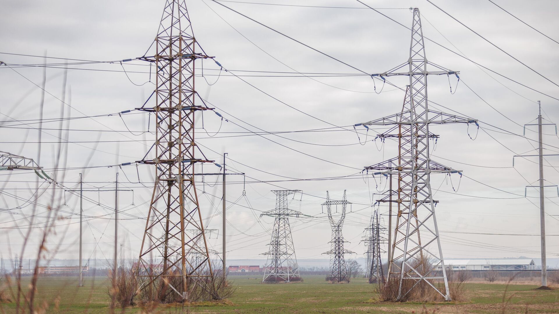 Молдова построит новые линии электропередачи для взаимоподключения с Румынией и Украиной - Sputnik Молдова, 1920, 10.11.2025
