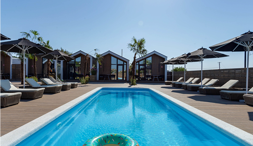 Джуниор с бассейном в отеле Riga Village Resort