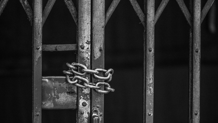 Морили голодом и заливали в рот кипяток: В Москве арестовали владельца рехаба Антонов Pro. Что делали с пациентами сотрудники за 150 тыс.?