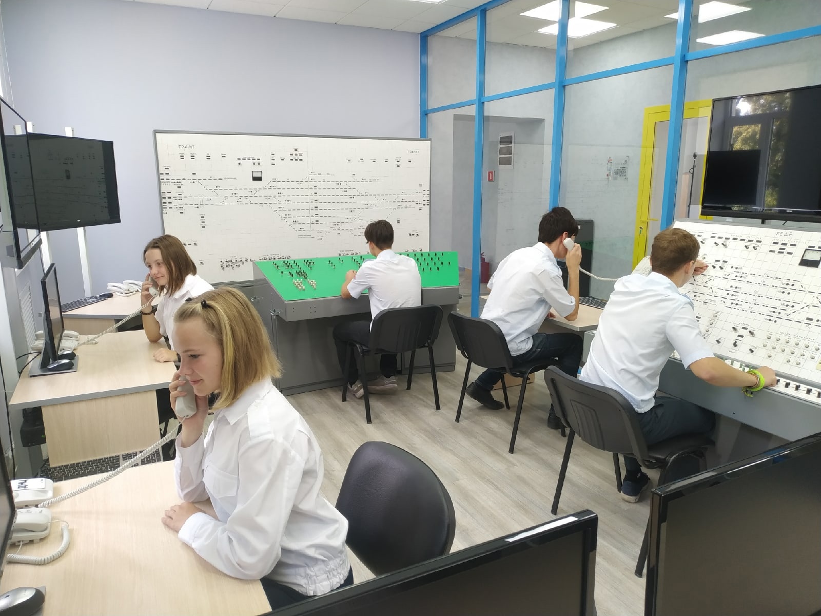 Международная школа профессий омск. Школа профессий тюмень. Профессии новокузнецка. Учитель года 2020. Международная школа профессий екатеринбург.