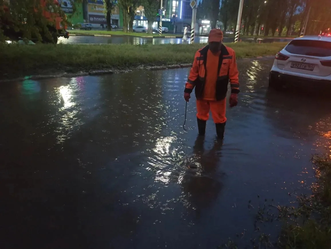 Сотрудники «Комбината благоустройства» откачивают воду с затопленных участков дорог и дворовых территорий