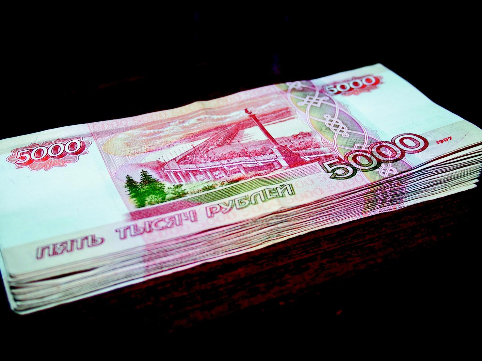 1 миллион рублей. пачка денег на столе. 8 миллионов рублей. один миллион рублей. 8 миллионов рублей.