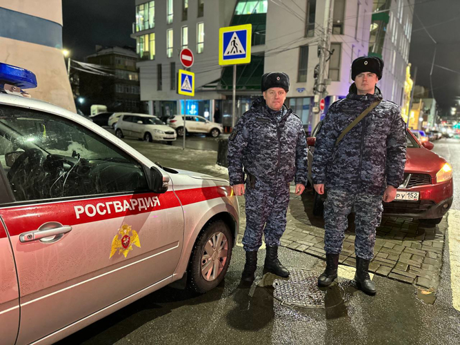 В Нижнем Новгороде сотрудники вневедомственной охраны Росгвардии оказали помощь пострадавшим гражданам в ДТП